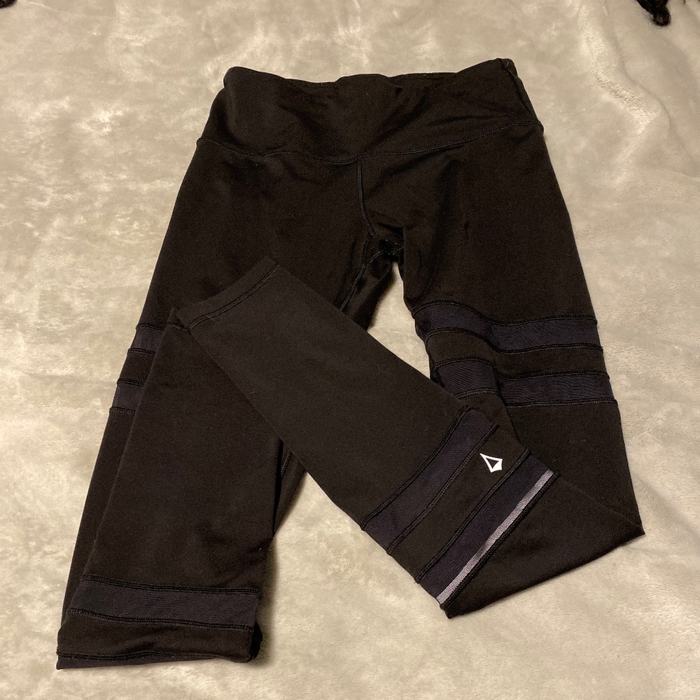 - Ivivva  by Lululemon black leggings size 14 years